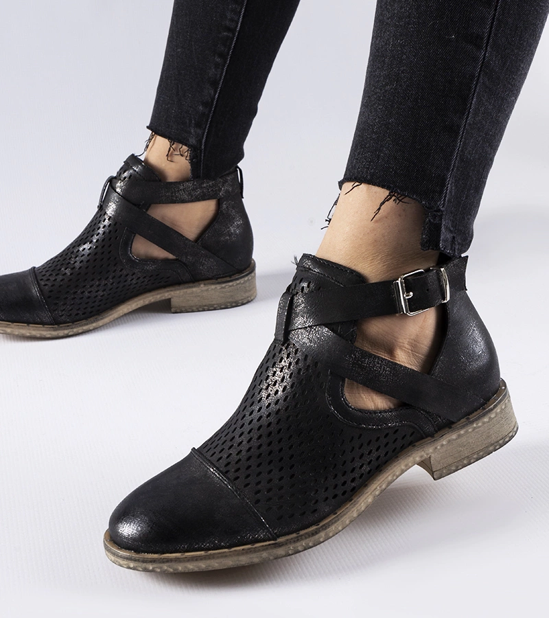 Fekete áttört mélyen kivágott bokacsizmák Kooter