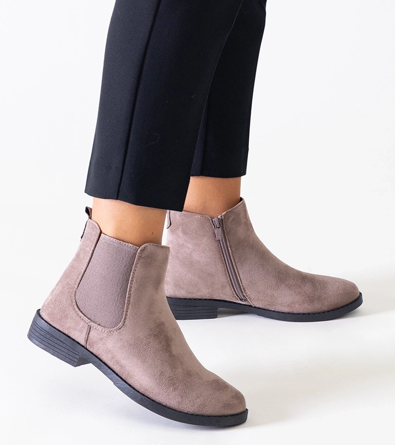 Barna klasszikus bokacsizma elasztikus betéttel, eko-bőr Maiza