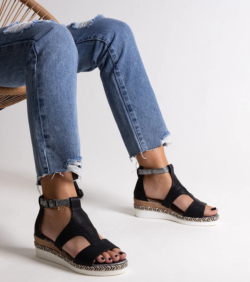 Tiuma alacsony platformos fekete szandál