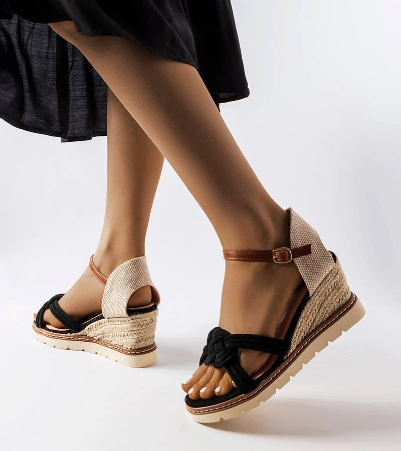 Fekete platformos szandál Arabela