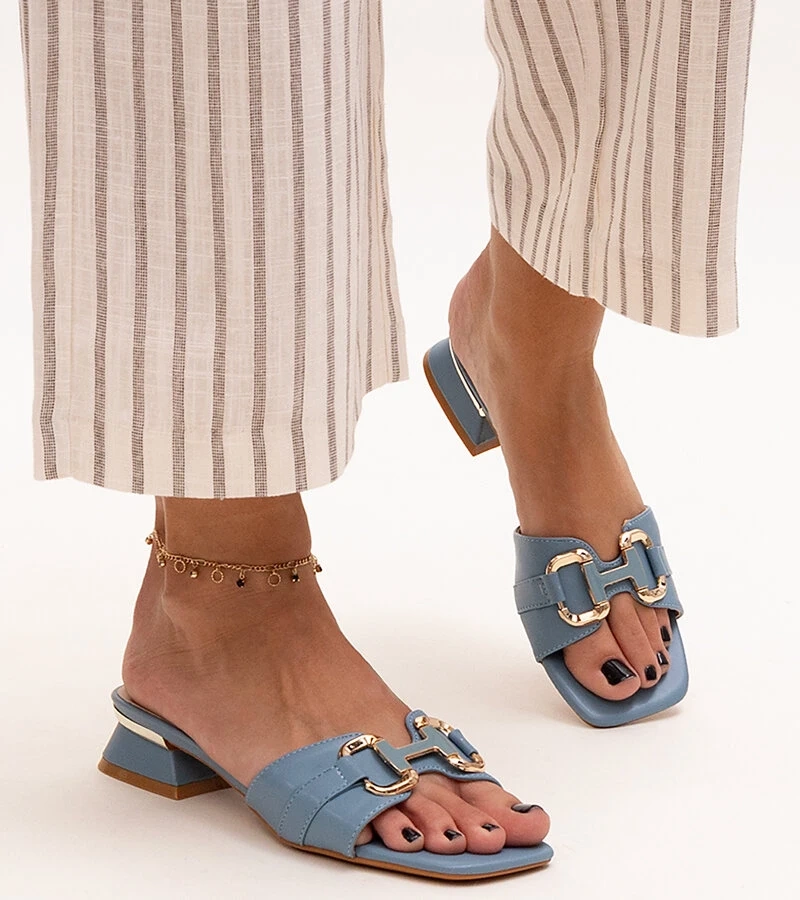 Alacsony sarkú papucsok díszes csattal Luara-tól