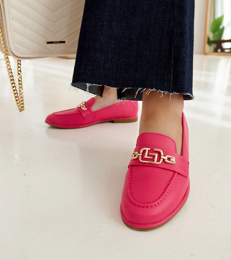 Rózsaszín Kuens moccsinok, láncdíszítéssel