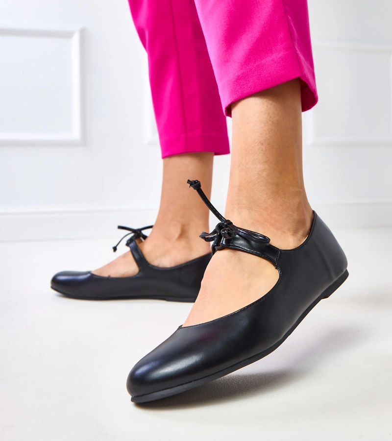 Bokánál megkötött fekete balerinacipő Sallay