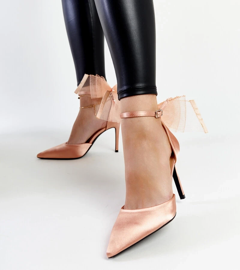 Ilaysa világos rózsaszínű tűsarkú cipői masnival