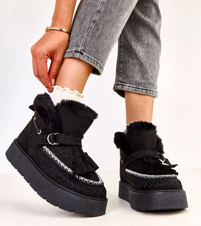 Fekete platformos hócsizma bojtokkal Maurisa