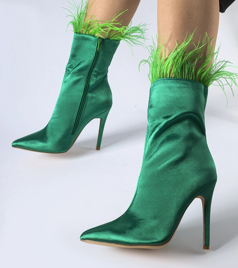 Zöld tollakkal díszített Selvena csizma