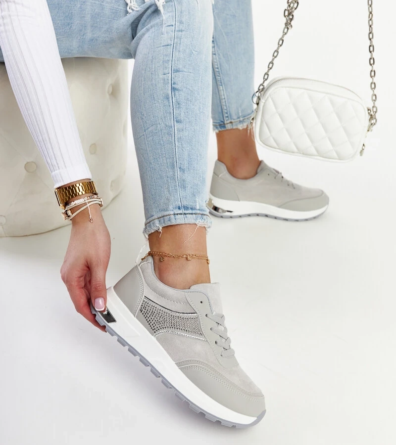 Lubna platformon lévő szürke tornacipők