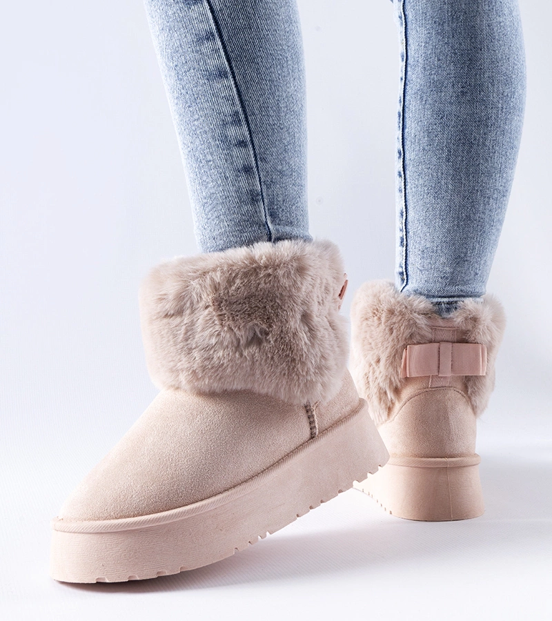 Rózsaszín hótaposó Adelfia szőrmével díszítve