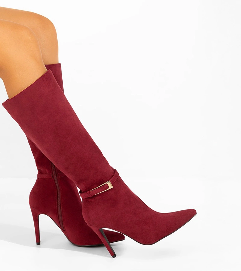 Bordó tűsarkú csizma díszes csattal Arielle