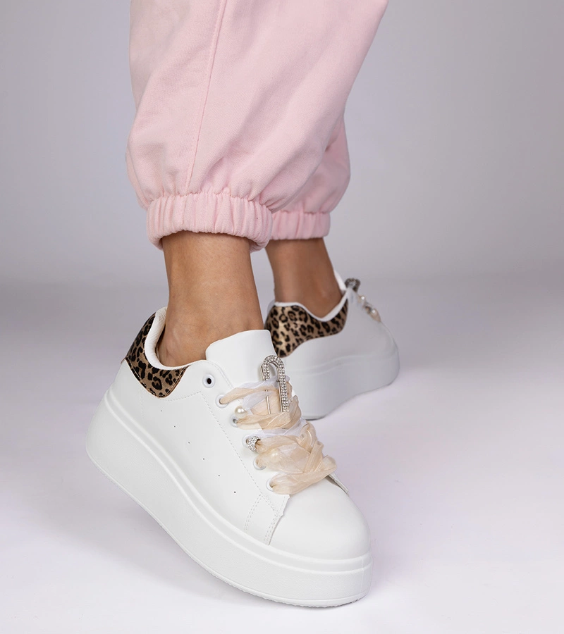 Fehér tornacipő párducmintás betéttel és cirkóniával Floura