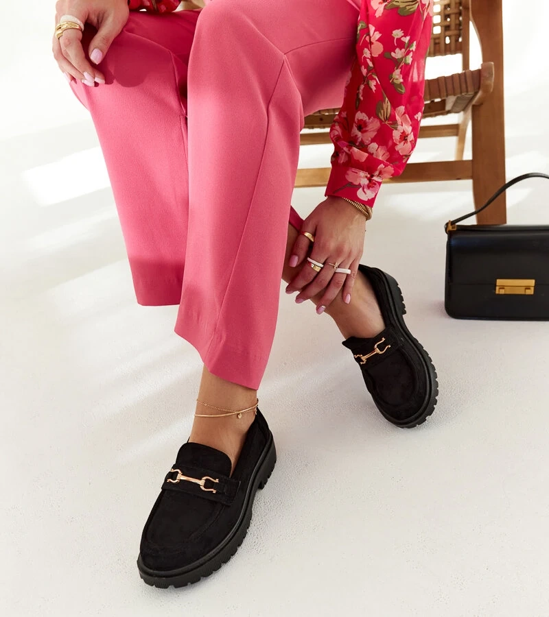 Barbara fekete szarvasbőr mokaszin csatokkal