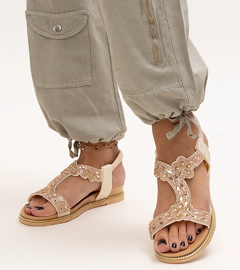 Shahida csillogó világosbarna szandáljai