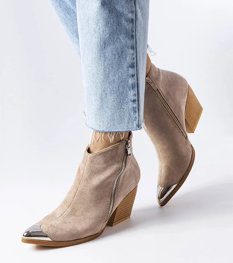 Vergne fémes orrmerevítős bézs cowboy csizma