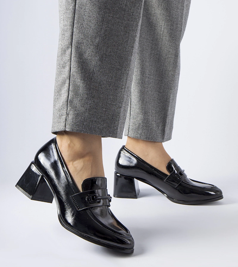 Fekete lakkozott sarokkal rendelkező Cornello cipők