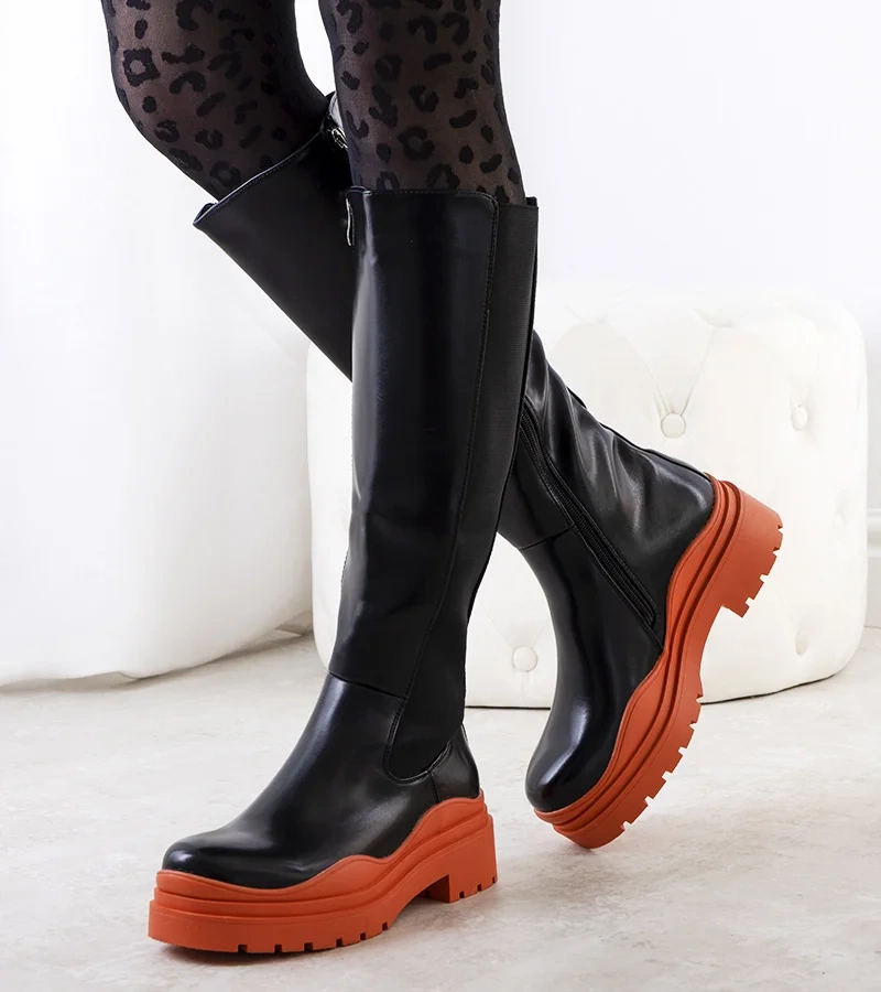 Fekete csizma színes talppal Pura