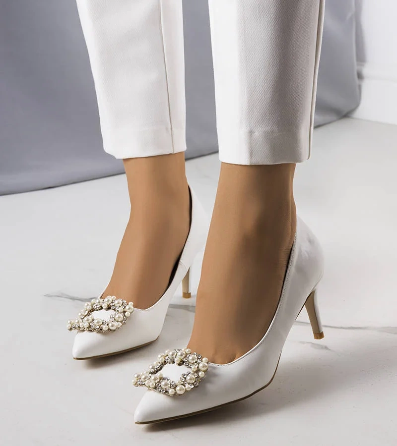 Fehér tűsarkú Lukis cipők