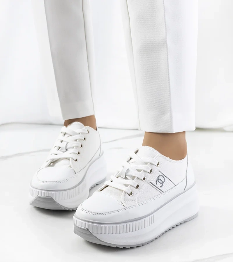 Fehér magas talpú tornacipők a Barsu.