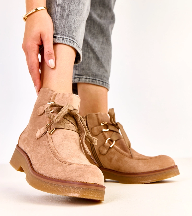 Bélelt bézs bokacsizma díszes fűzőkkel Katrins