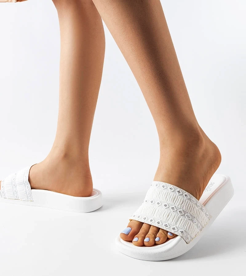 Ernest díszített ráncolt fehér papucsok