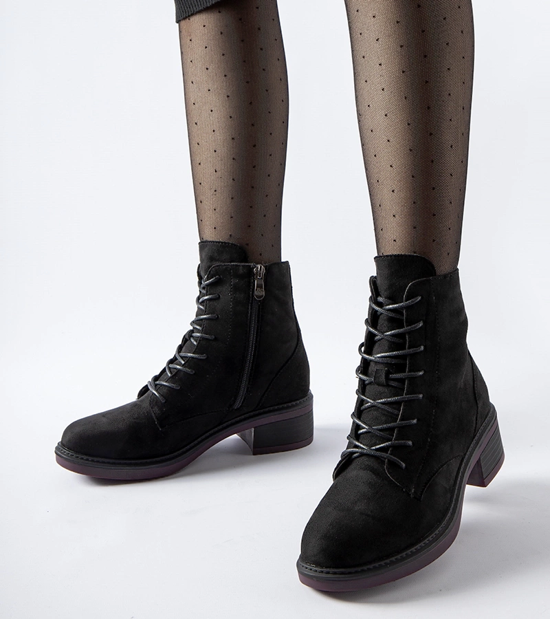 Fekete klasszikus bokacsizma lila talppal Teo