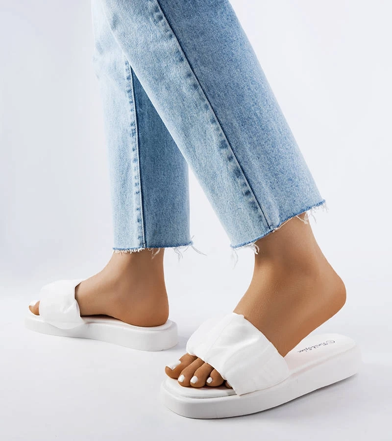 Fehér gyűrtött díszítéssel ellátott Boulevard papucs