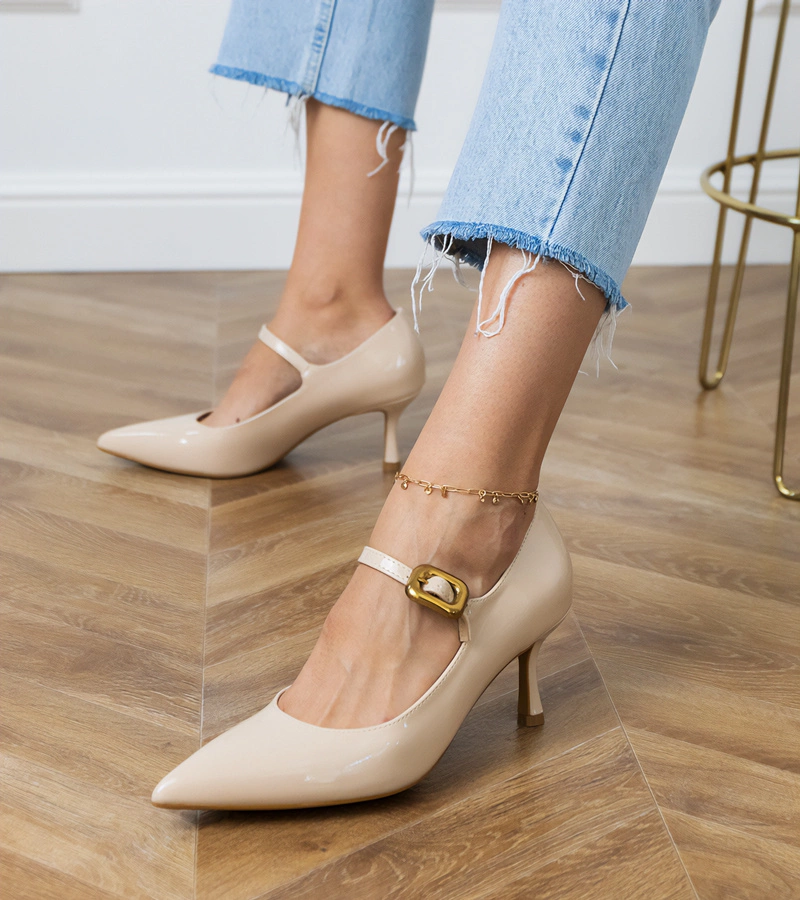 Helli díszes csattal ellátott klasszikus bézs magassarkú cipő