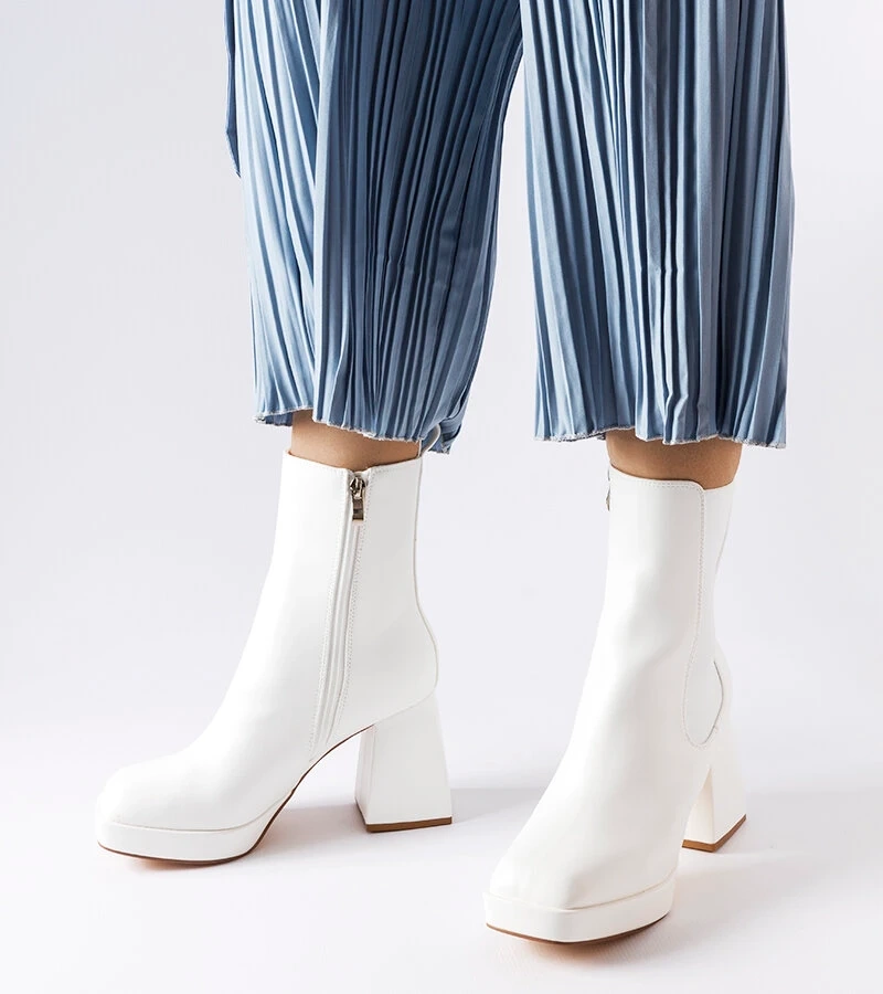 Fehér bokacsizma masszív sarokkal Watson