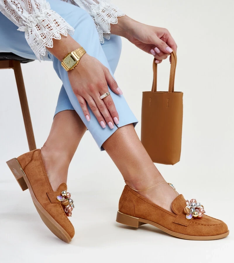 Dahera díszítéssel ellátott barna mokaszinok