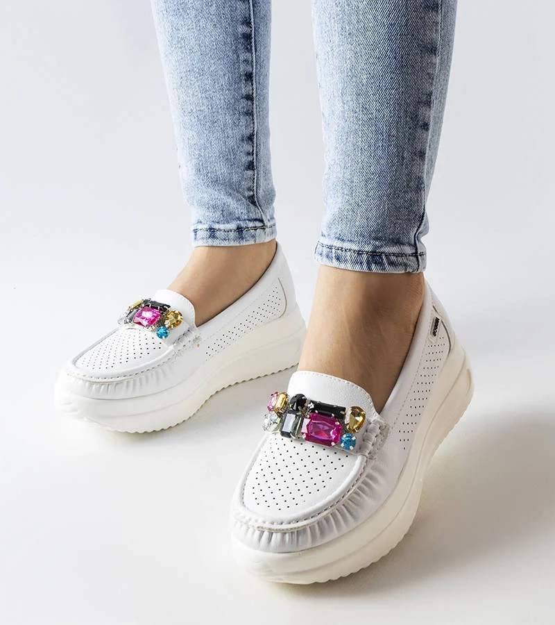 Fehér kristályokkal díszített mokaszinok Gisella