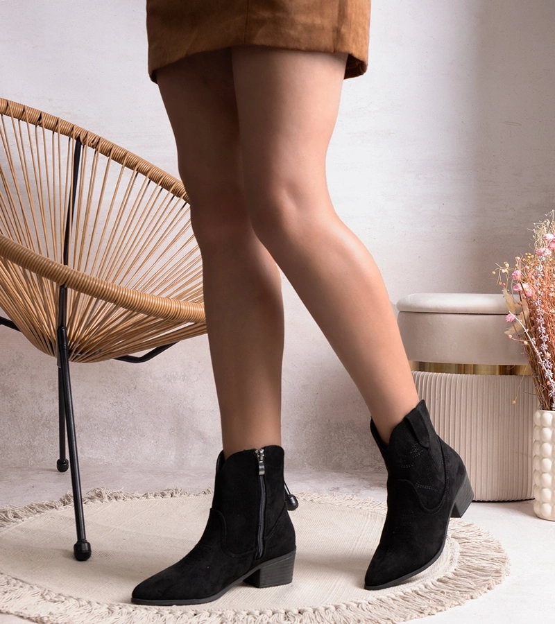 Anesa oszlop sarkú fekete bokacsizma