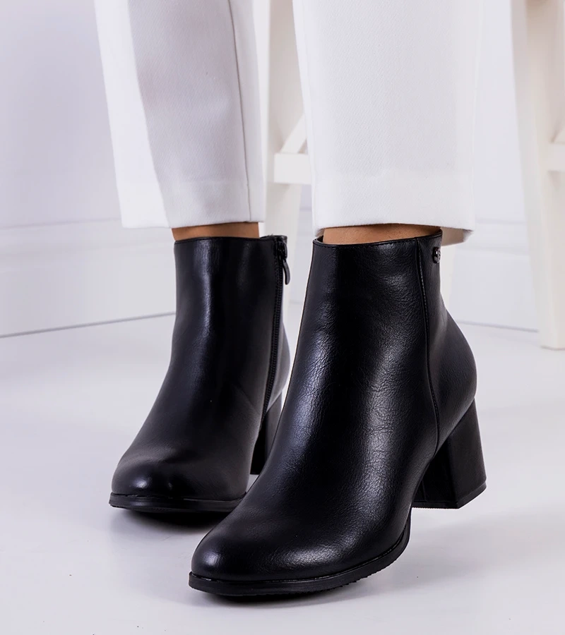 Fekete bokacsizma műbőr talppal Durnatel