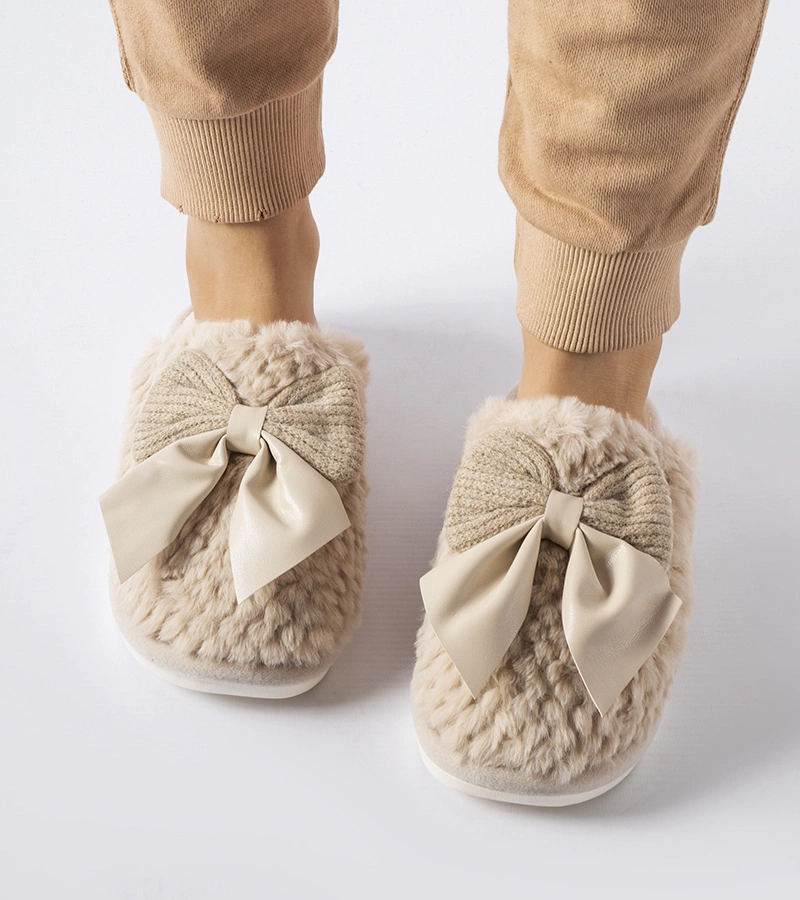 Macaria elegáns masnival díszített bézs papucsok