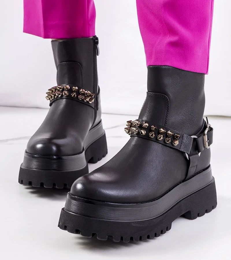 Fekete szegecses bokacsizma Aneta