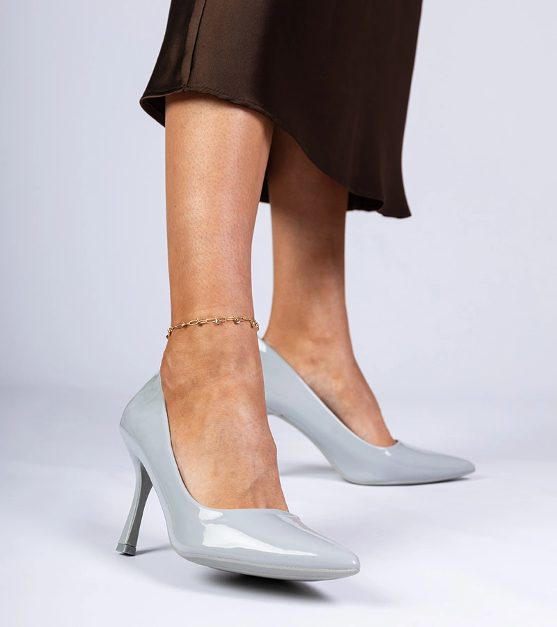 Szürke lakkozott tűsarkú cipő Satium