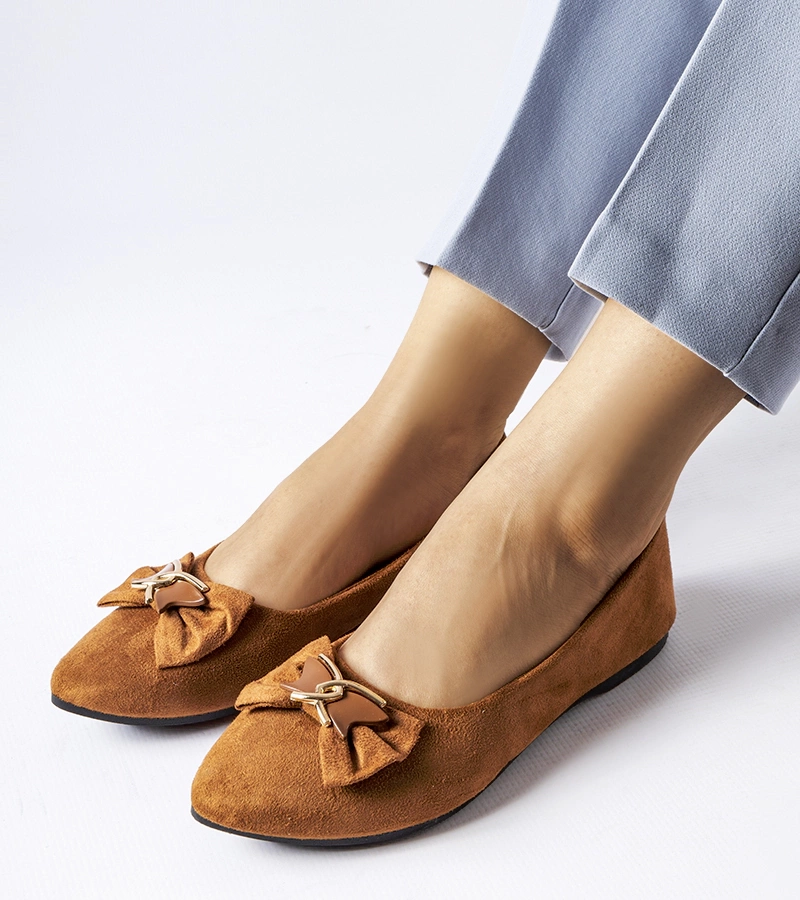 Barna hegyes orrú balerina Jetté