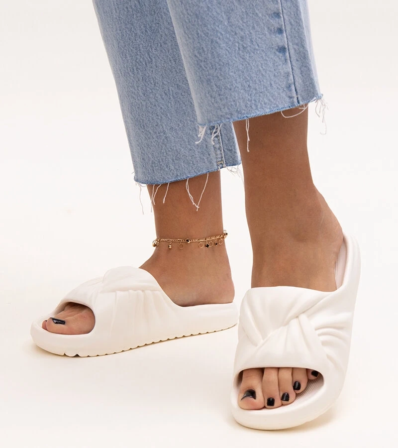 Cunta fehér habos papucs