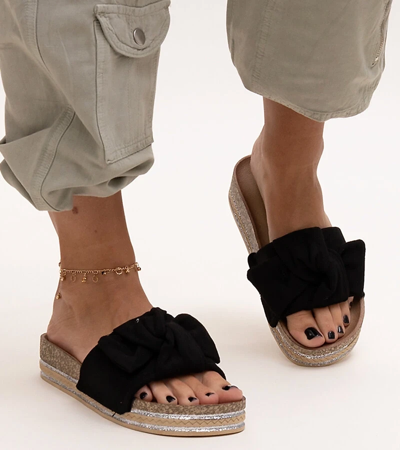 Peletra masszív talpú fekete papucsok