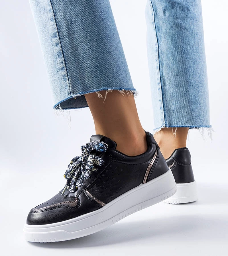 Fekete cipők, amelyeket Pryor masnival kötnek össze.