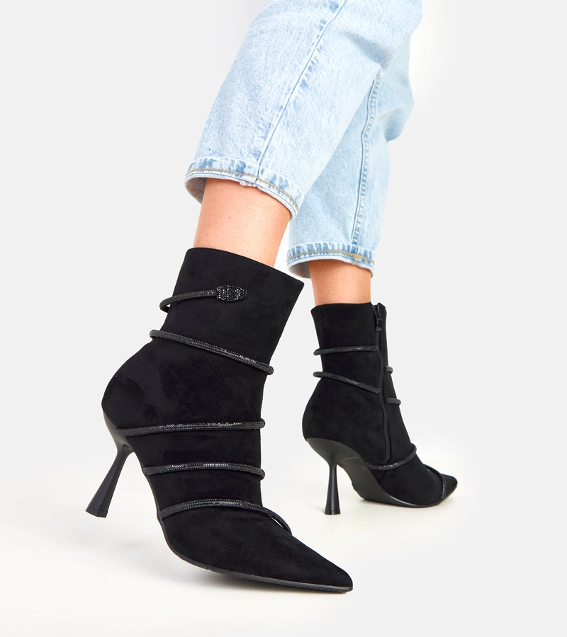 Nethe fekete tűsarkú bokacsizma strasszkövekkel