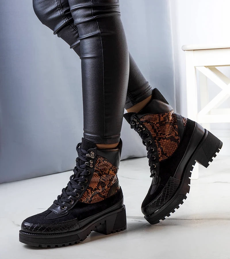 Fekete melegített csizma rókabőr díszítéssel