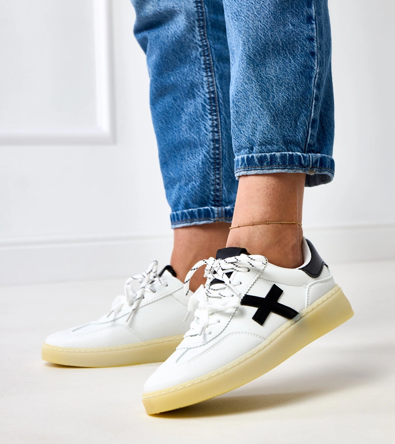 Fehér platformos tornacipő fekete betéttel Eriksen