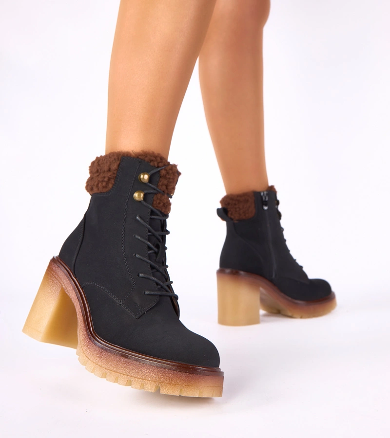 Fekete bokacsizma szögletes sarokkal, szőrmével a szárán Alona