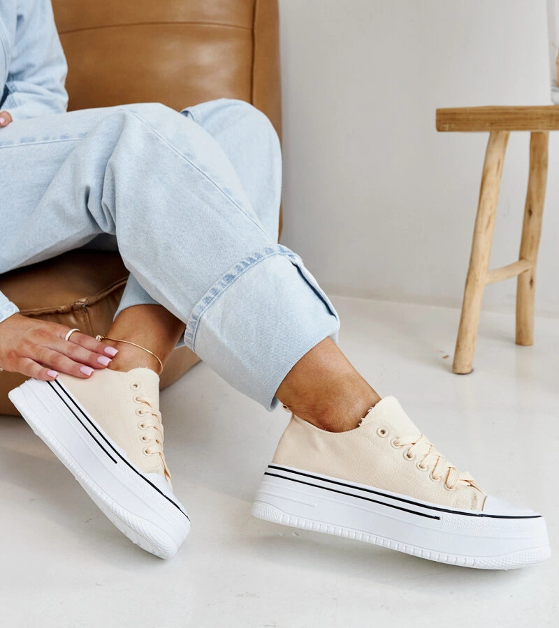 Bahirának világos bézs vastag talpú tornacipői