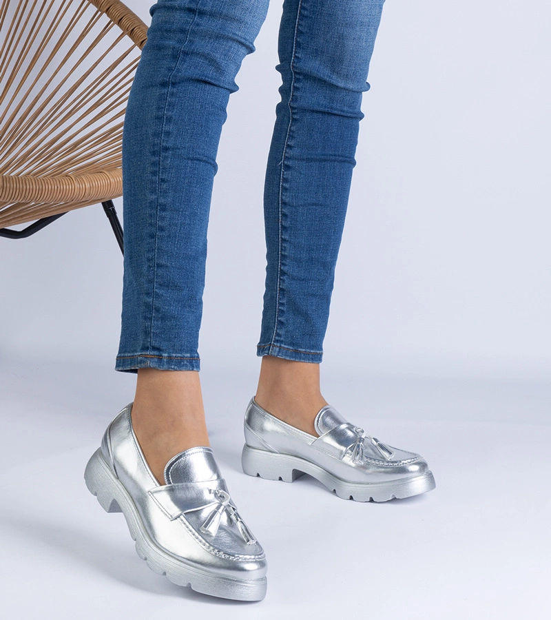 Ezüst klasszikus félcipő bojtokkal Esitta