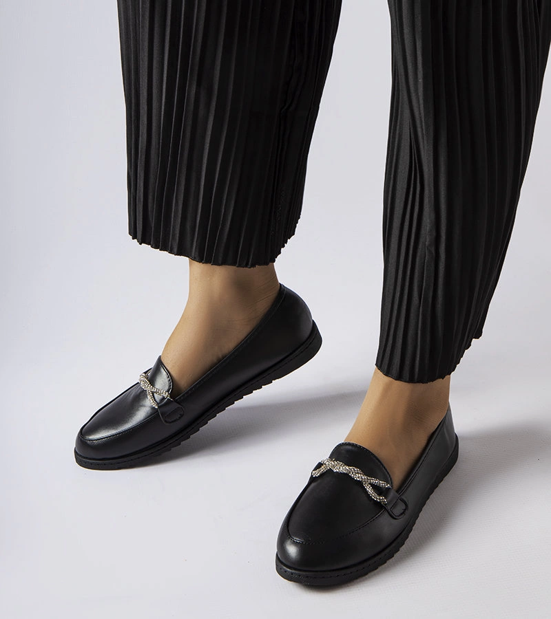 Fekete cirkóniával díszített mokaszinok Paola