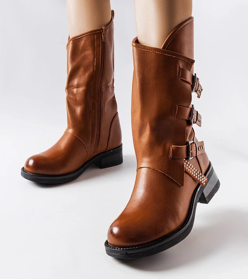 Barna csizma Bojle csatokkal