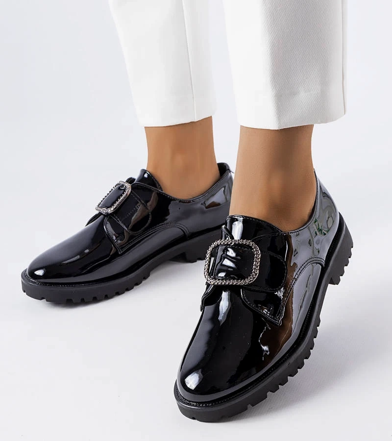 Fekete fényes cipő Jarisile csattal