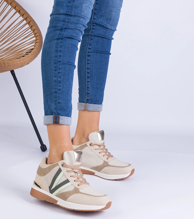 Bézs női tornacipő rejtett ékkel Ninella