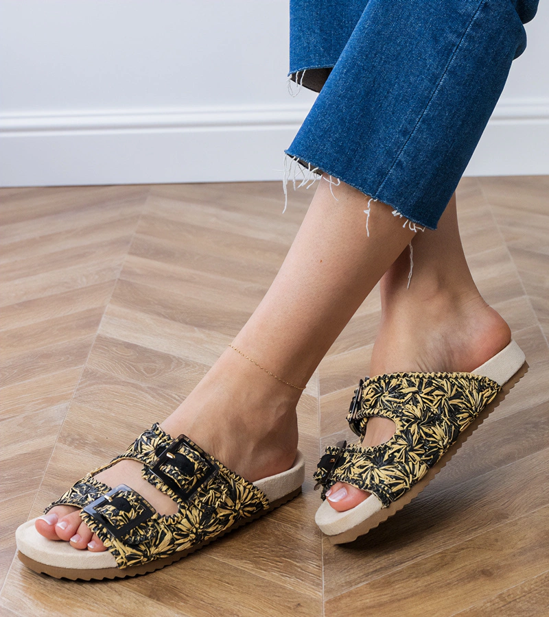 Firada fekete horgolt papucs csatokkal a pántokon