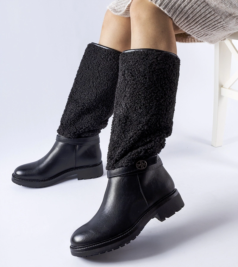 Fekete szőrmével díszített sík csizma